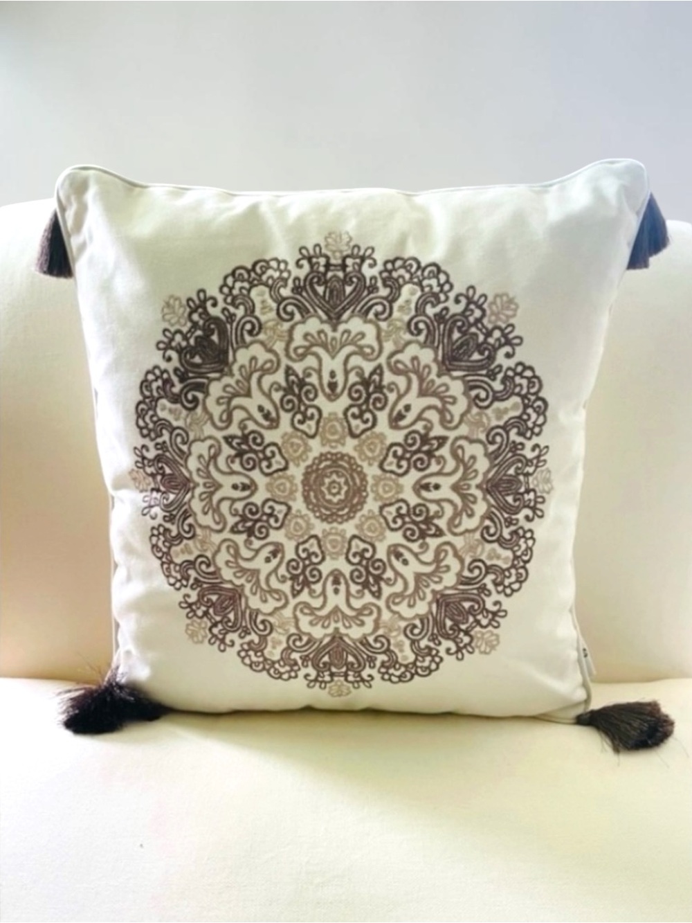 New! VILLA LUGANO TASSEL EMBROIDERED ACCENT PILLOW INSERT INCLUDED 18x18